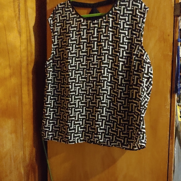 ❤Black & White Sleeveless Top - Picture 3 of 8